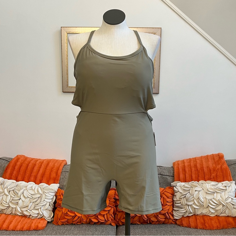 ❣️🆕Old Navy PowerSoft Cutout-Waist Bodysuit for Women -- 6-inch inseam❣️ - Picture 3 of 11